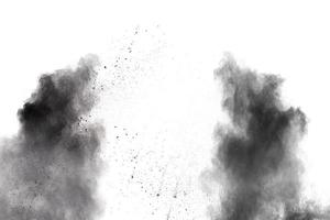 explosión de polvo negro sobre fondo blanco. salpicaduras de partículas de polvo negro. foto