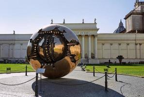 vaticano, italia - 16 de octubre de 2021 pigna y escultura foto