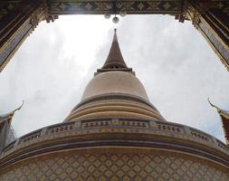 la pagoda de buda desde la puerta del templo y el cielo. foto