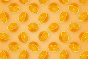 naranjas frutas y rodajas de naranjas alimentos saludables sobre fondo de papel tapiz naranja foto