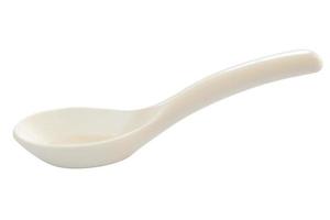 cuchara de sopa china blanca o cuchara de asia, es un tipo de cuchara con un mango corto y grueso que se extiende directamente desde un recipiente hondo y plano aislado sobre fondo blanco. foto