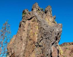 piedra de tres puntas una formación rocosa única en el cañón de whychus creek al noreste de Sisters o foto