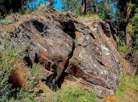 joroba de bosque rocoso una formación rocosa a lo largo del río deschutes al sur de tumalo o foto