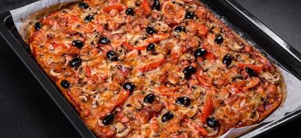 pizza de verduras casera con adición de tomates, aceitunas y hierbas foto