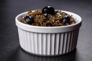 Ensalada del Lejano Oriente: col rizada de mar con huevo en una taza blanca foto