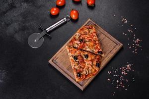pizza de verduras casera con adición de tomates, aceitunas y hierbas foto