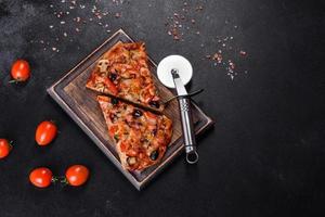 pizza de verduras casera con adición de tomates, aceitunas y hierbas foto