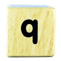 q letras de texto escritas en cubos de madera foto