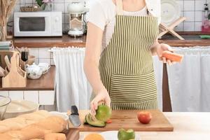 mujer en la cocina mujer preparando comida foto