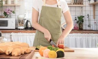 mujer en la cocina mujer preparando comida foto