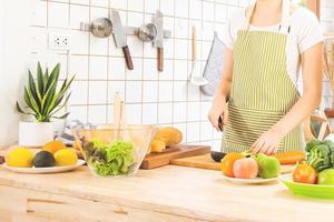 mujer en la cocina mujer preparando comida foto