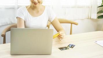 mujer usando una computadora portátil foto