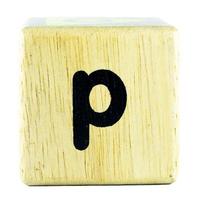 p letras de texto escritas en cubos de madera foto