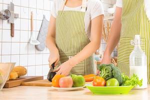 mujer en la cocina mujer preparando comida foto