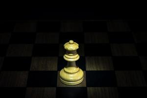 figura de ajedrez en el concepto de juego de tablero de ajedrez para ideas de fondo negro foto