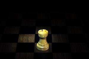 figura de ajedrez en el concepto de juego de tablero de ajedrez para ideas de fondo negro foto
