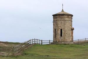 Bude, Cornualles, Reino Unido, 2013. torre de la brújula en la cima del acantilado foto