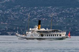 montreux, suiza, 2015. vevey navegando junto al lago de ginebra foto