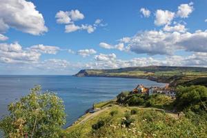 Robin Hoods Bay, North Yorkshire, Reino Unido, 2010. vista de la bahía foto