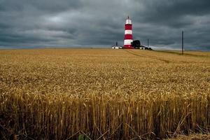 happisburgh, norfolk, reino unido, 2008. tormenta acercándose al faro foto