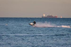 Dungeness, Kent, Reino Unido, 2008. Hombre montado en un jet ski foto