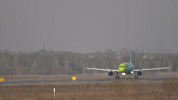 avión en la pista, neblina video