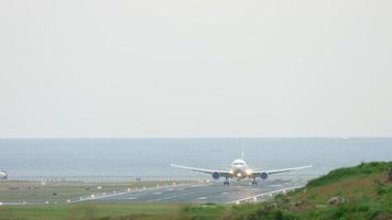 Boeing 767 pousando no aeroporto de Phuket