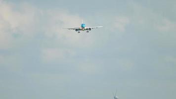 KLM Cityhopper Embraer 190 approaching video