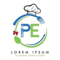 logotipo inicial de la letra pe con cuchara y tenedor para la plantilla del logotipo del restaurante. chef master logo, cocina, cocina logo vector
