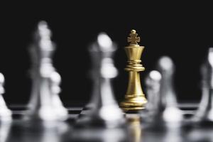 encuentro de ajedrez rey dorado con enemigo de ajedrez plateado sobre fondo oscuro y línea de conexión para idea de estrategia y concepto futurista