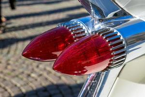 brujas, flandes occidental, bélgica, 2015. coche de boda cadillac en la plaza del mercado foto