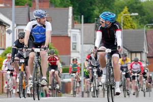 Cardiff, Gales, Reino Unido, 2015. Los ciclistas que participan en el evento de ciclismo Velothon foto