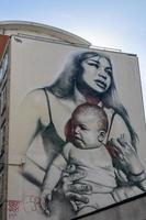 bristol, reino unido, 2019. mujer y bebé retrato graffiti en una pared foto