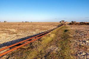 viejas líneas ferroviarias en dungeness beach foto