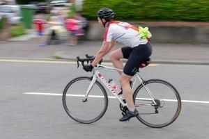 Cardiff, Gales, Reino Unido, 2015. Ciclista que participa en el evento de ciclismo Velothon foto