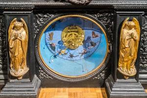 besançon, francia, 2015. reloj astronómico en la catedral de st jean i foto