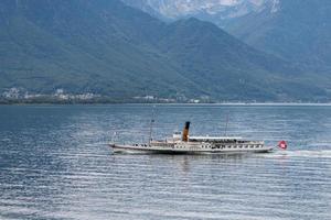 montreux, suiza, 2015. vevey navegando junto al lago de ginebra foto