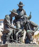 san francisco, california, estados unidos, 2011. estatua de tres buscadores de oro mirando una pepita de oro