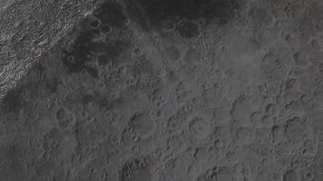 moderne maan. maan bovenaanzicht. de maan beweegt in de ruimte. gezien vanuit de ruimte, volledige close-up. volle maan op zwarte achtergrond video