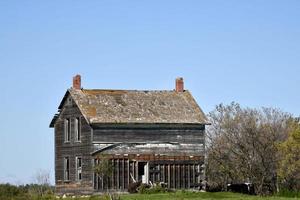 una antigua casa de campo abandonada en la pradera foto