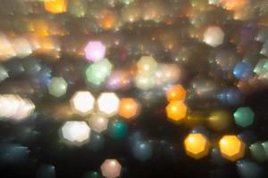 abstracto, hermoso paisaje de bokeh de la ciudad por la noche, luz de bokeh y puesta de sol de ciudad borrosa foto