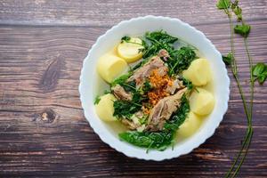 sopa de hiedra con tofu blanco suave y hueso de cerdo foto