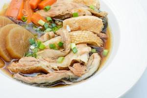 salmón en fuente de soja con verduras, sopa de buche de pescado foto