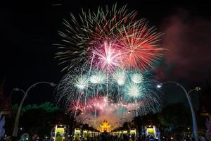 coloridos fuegos artificiales del arco iris en los eventos de año nuevo 2018 en royal flora ratchaphruek, chiang mai, tailandia foto