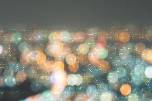 abstracto, hermoso paisaje de bokeh de la ciudad por la noche, luz de bokeh y puesta de sol de ciudad borrosa foto