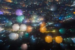 abstracto, hermoso paisaje de bokeh de la ciudad por la noche, luz de bokeh y puesta de sol de ciudad borrosa foto