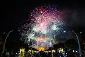 coloridos fuegos artificiales del arco iris en los eventos de año nuevo 2018 en royal flora ratchaphruek, chiang mai, tailandia foto