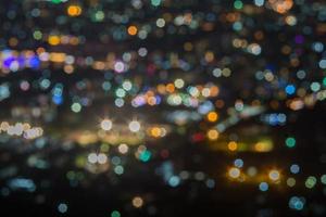 abstracto, hermoso paisaje de bokeh de la ciudad por la noche, luz de bokeh y puesta de sol de ciudad borrosa foto