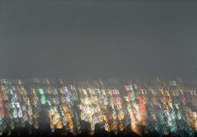 larga exposición abstracta, foto surrealista experimental, luces de ciudad y vehículos por la noche