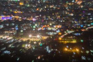 abstracto, hermoso paisaje de bokeh de la ciudad por la noche, luz de bokeh y puesta de sol de ciudad borrosa foto